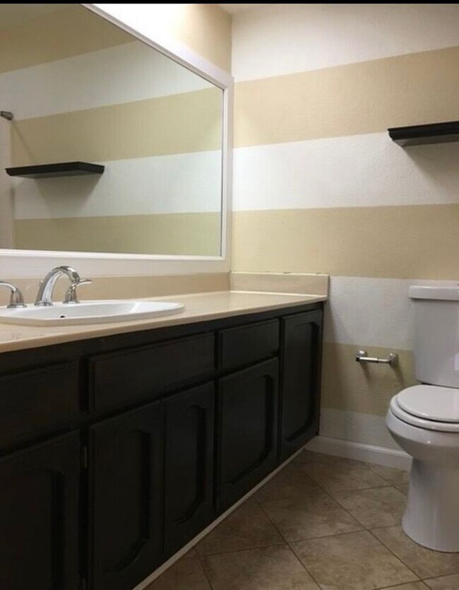 Photo - Beautiful 4 bed, 2 Bath home for Rent. Paid Water and Landscaping!