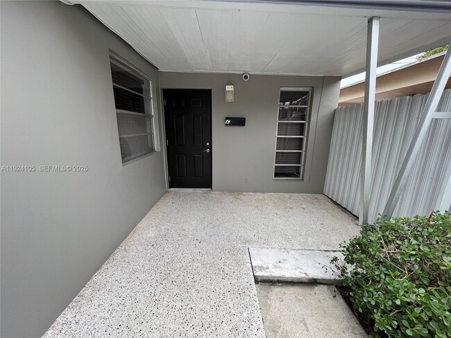 Building Photo - 920 SW 30th Ave Unit 2