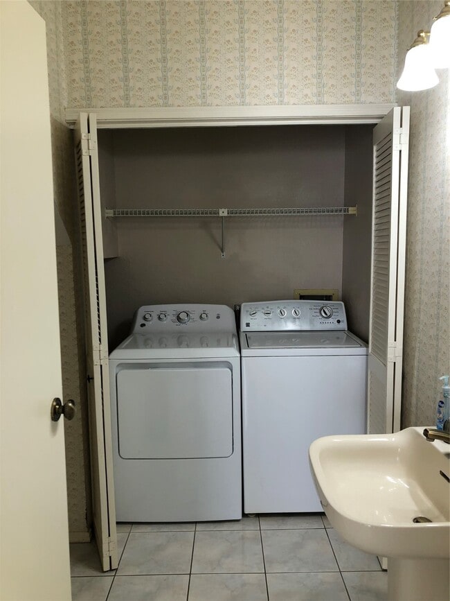 Building Photo - 921 Marine Dr