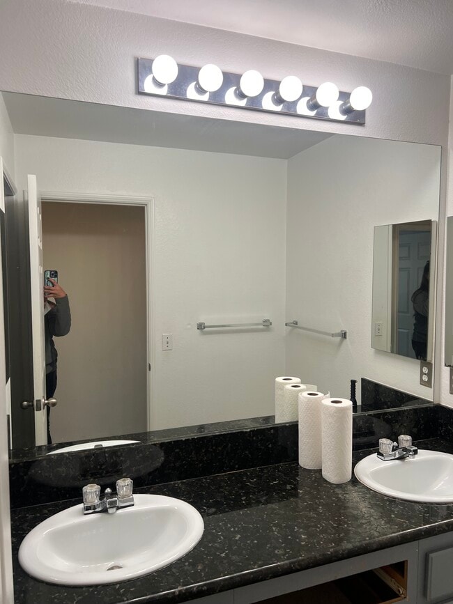 Photo - 556 Almonte Pl