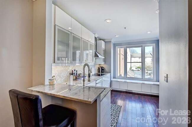 Photo - 343 W 7th St