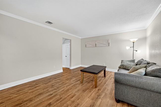 Photo - 711 Worthshire St