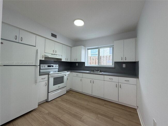 Photo - 1460 SW 4th St Unit 2