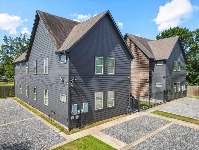 Building Photo - 3424 Tuam St Rental