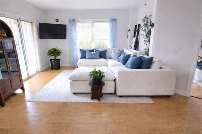 living room view 1 - Clock Tower Square