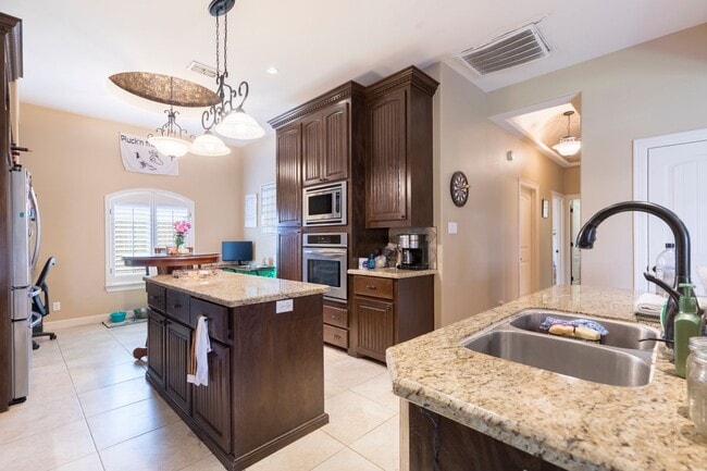 Photo - 2020 Queens Ave