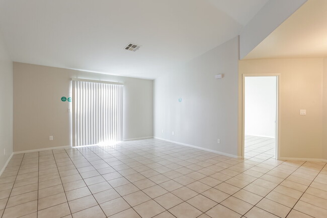 Photo - 477 Wright Way