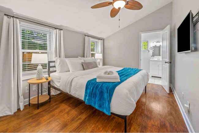 Building Photo - 4305 S Shore Dr Rental
