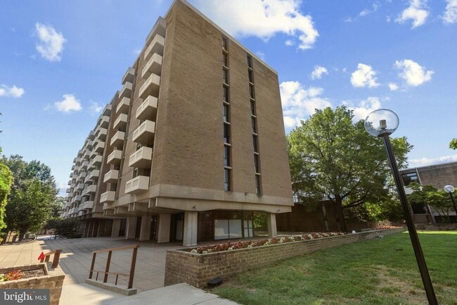 Building Photo - 240 M St SW Unit E102