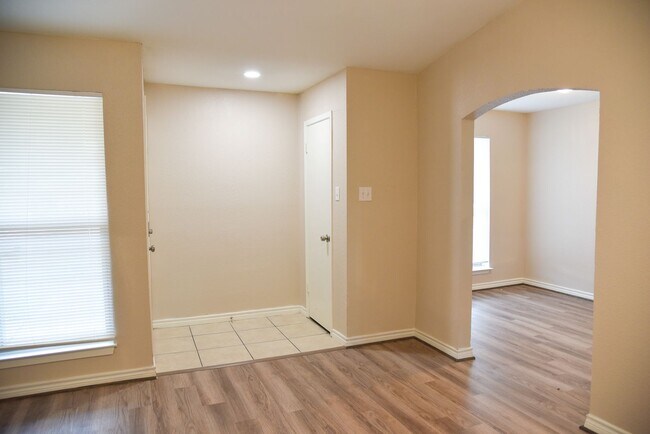 Photo - 305 Amherst Ct Unit 305 Amherst