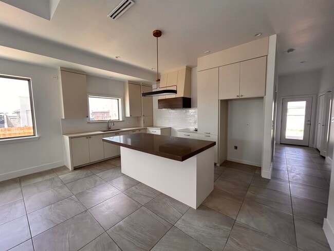 Photo - 401 Graneros Ave