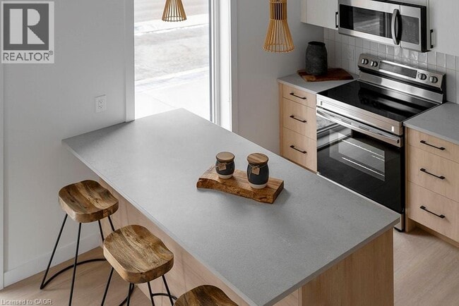 Photo - 15 Cedar St N