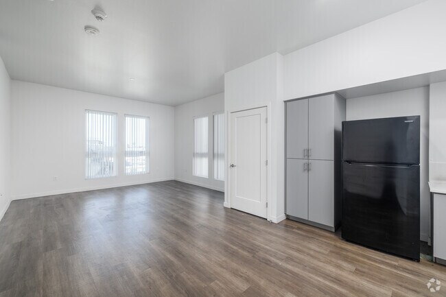 3BR, 1BA - 1,000SF - Living Room