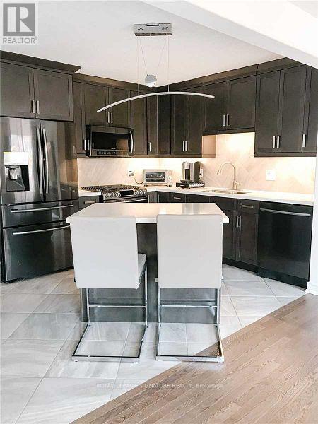 Photo - 124 Parkinson Crescent