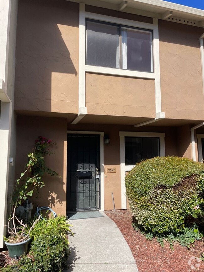 Building Photo - 2 Bedroom 1.5 bath Townhome!