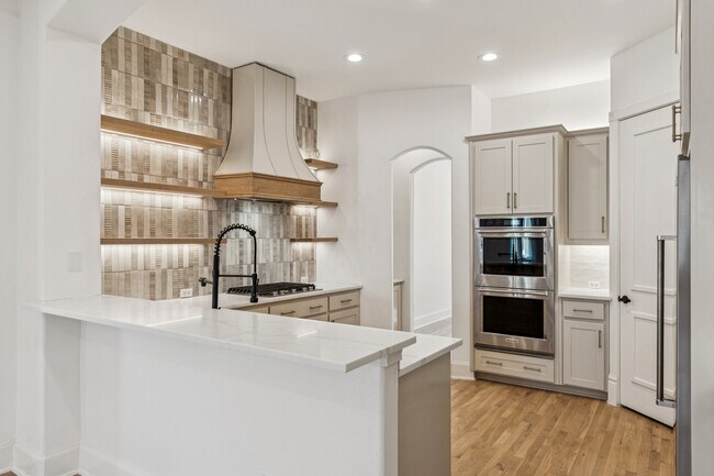 Photo - 6931 Belmont Ave