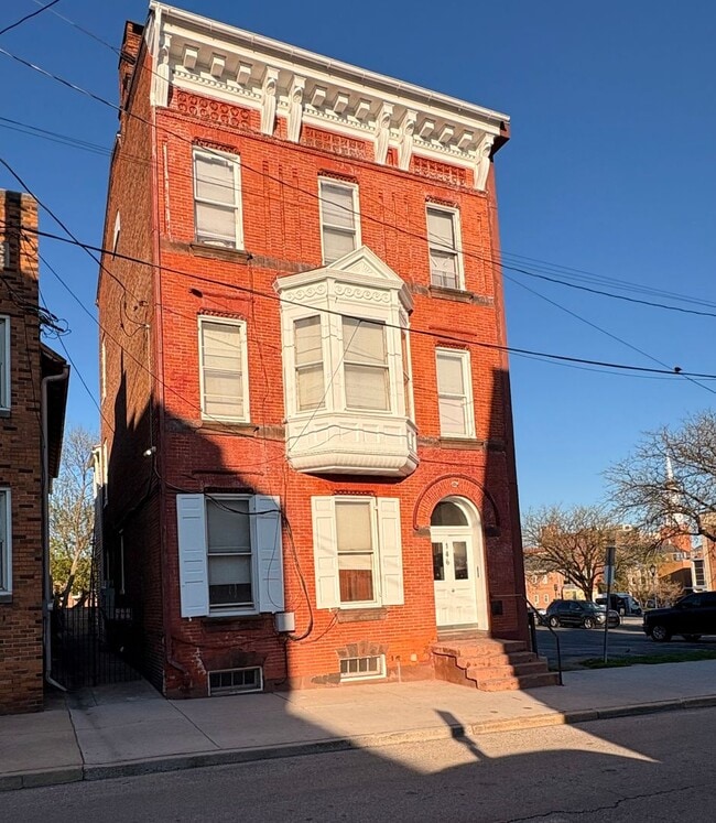 Building Photo - 146 S Duke St Unit 1F