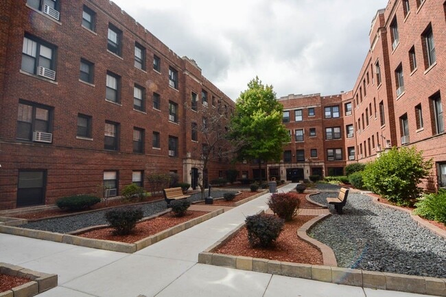 Building Photo - 2850 N Mildred Ave Unit J01W