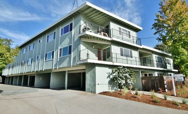 Building Photo - 1208 Sir Francis Drake Blvd Unit Apt 6
