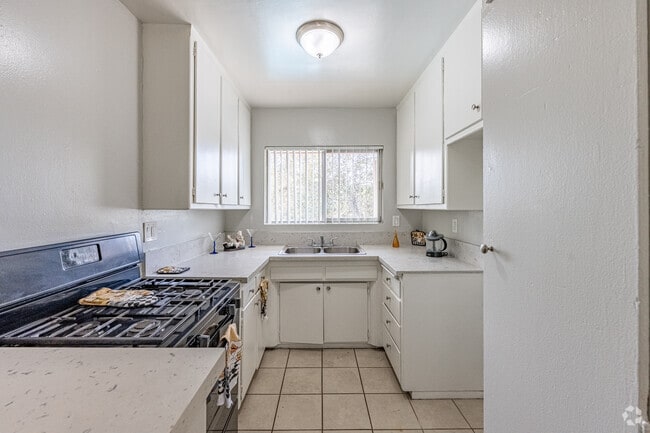 1BR, 1BA - 780SF - Kitchen - Berkeley Apartments