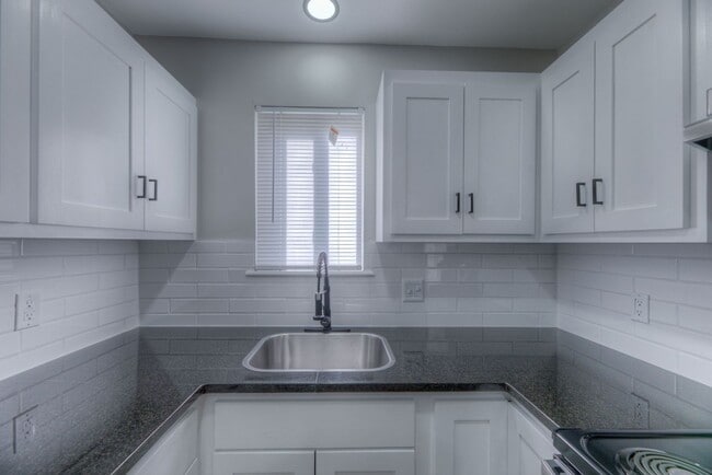Building Photo - Windsor Village Townhomes