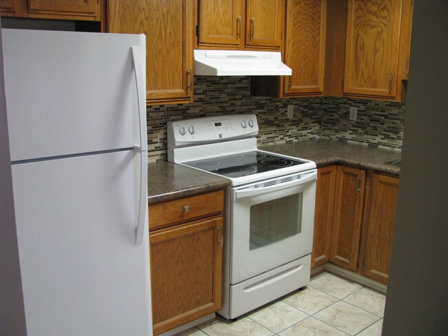 Building Photo - 3 Bed 1.5 Bath Unit 839 Village Drive