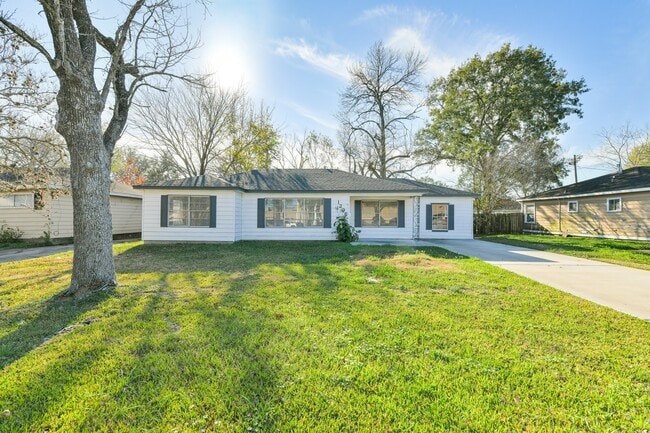 Building Photo - 1206 Houston Ave