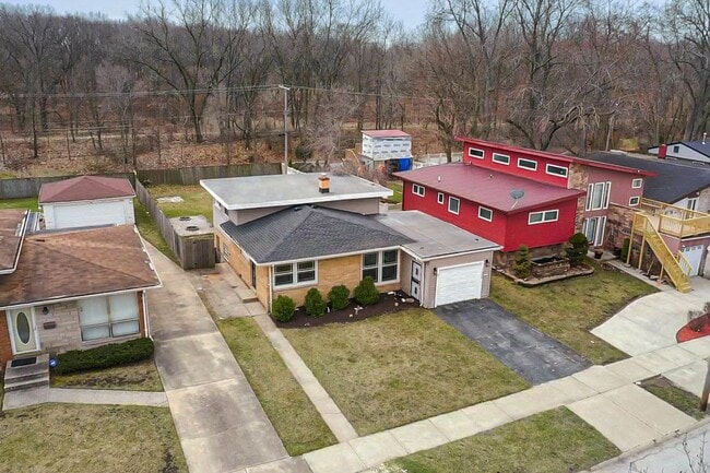 Building Photo - Miller Beach Living FREE Application Fee !