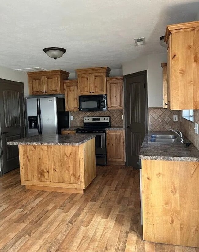 Building Photo - 3 bed 1.5 bath IMMACULATE END-UNIT Townhome in the Meadows