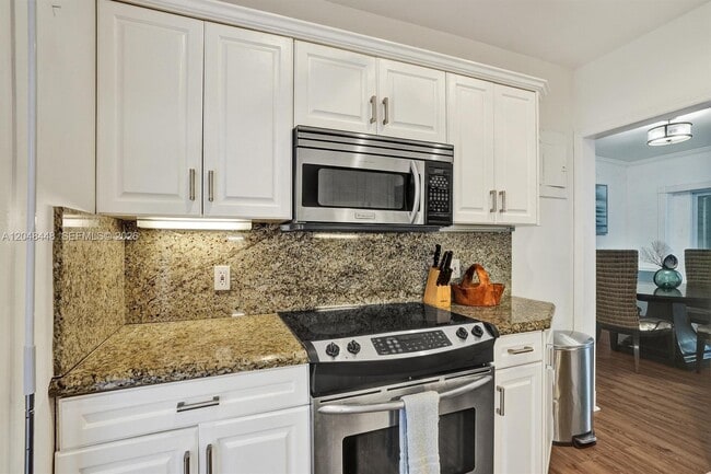 Photo - 530 NE 11th Ave