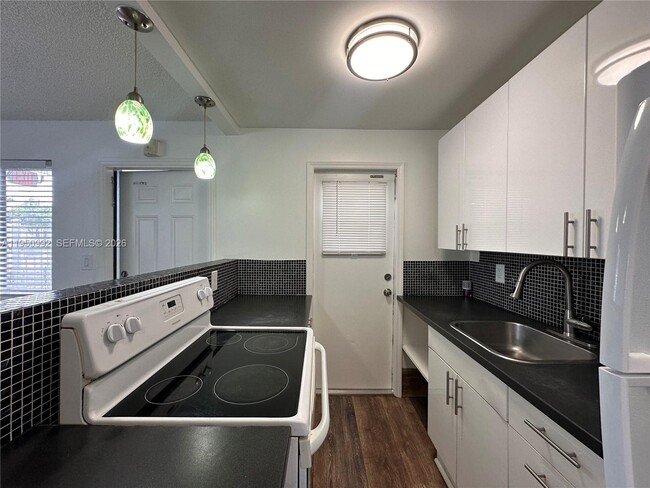 Photo - 2325 Arthur St Unit 7