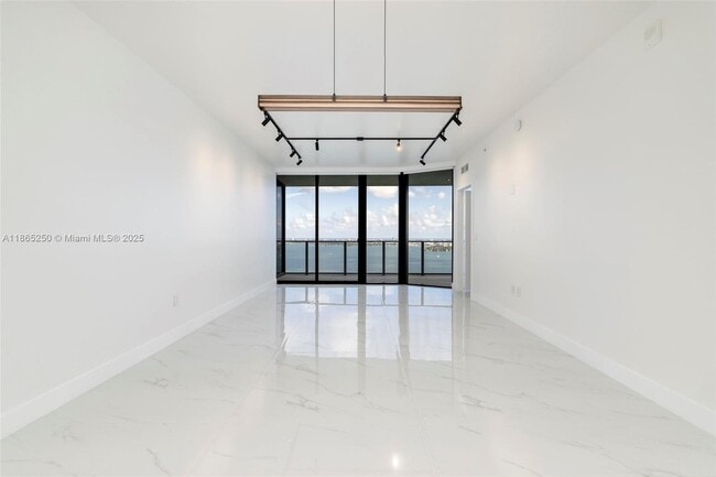 Building Photo - 700 NE 24th St Unit 3705