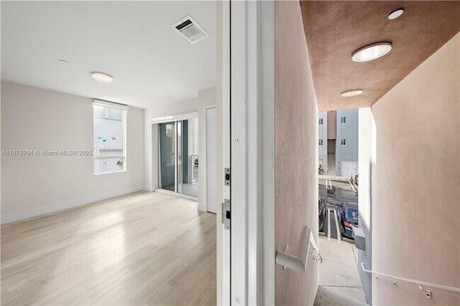 Photo - 2555 NE 193rd St Unidad 2201