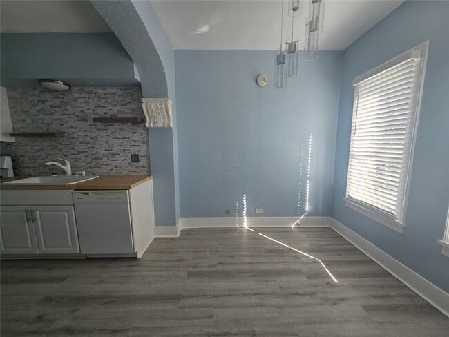 Photo - 725 Broadway Avenue J
