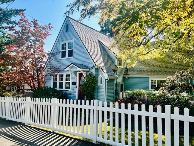 Building Photo - English Cottage Charmer meets Excellence Rental