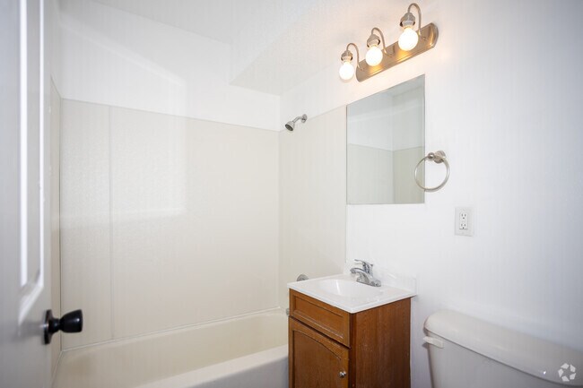 2BR, 1BA - 715SF Bathroom