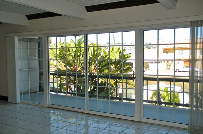 Un concepto abierto, sala de estar/ comedor, un área de vigas con luz natural a través de las amplias puertas slaider que conduce a una amplia con balcón. - 4104 River Ave