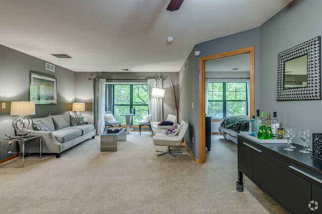 2 BR, 2 BA - 990SF