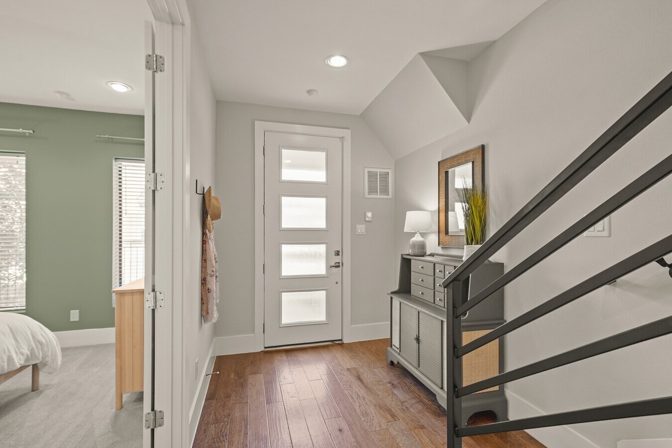 Photo - 5703 Larkin St