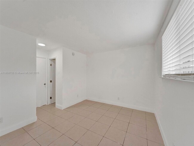 Photo - 14190 W Dixie Hwy Unidad 19