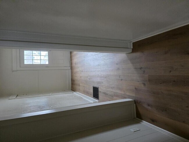 Photo - 466 W McKibben St