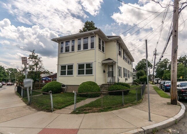 Building Photo - 207 High St Unit 207