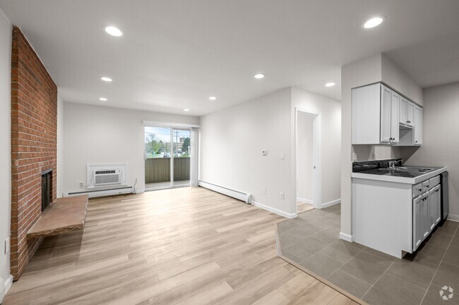 Building Photo - Newly Renovated Condo!