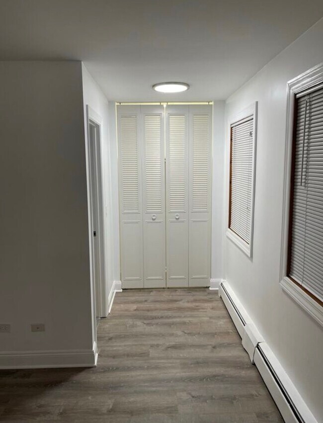 Living Area - Facing Closet - 426 W Barry Ave Unit 212