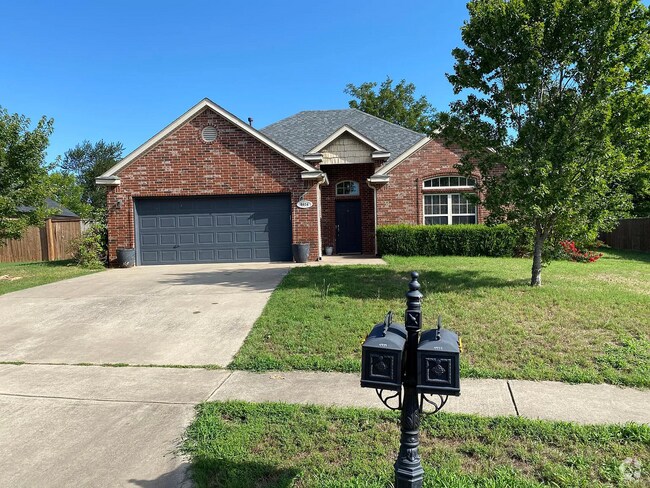Building Photo - Available August 1st! Recently Updated 3-B... Rental