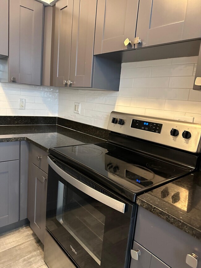 Building Photo - 3825 N Pine Grove Ave Unit ONE BEDROOM