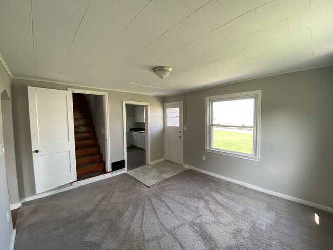 Photo - 101 Fame Ave