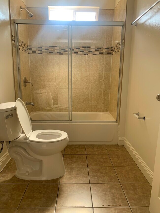 Photo - 599-601 W 62nd St Unidad 599