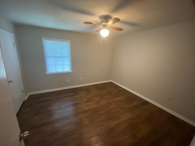 Building Photo - Affordable townhome near campus an square