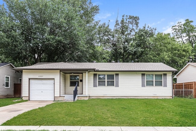 Building Photo - 3 BR/1BA | Updated Single Family Home | 1-Car Garage  | Large Backyard!